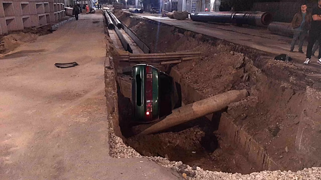 В Саратове «десятка» угодила в коммунальную траншею. Пассажирка госпитализирована