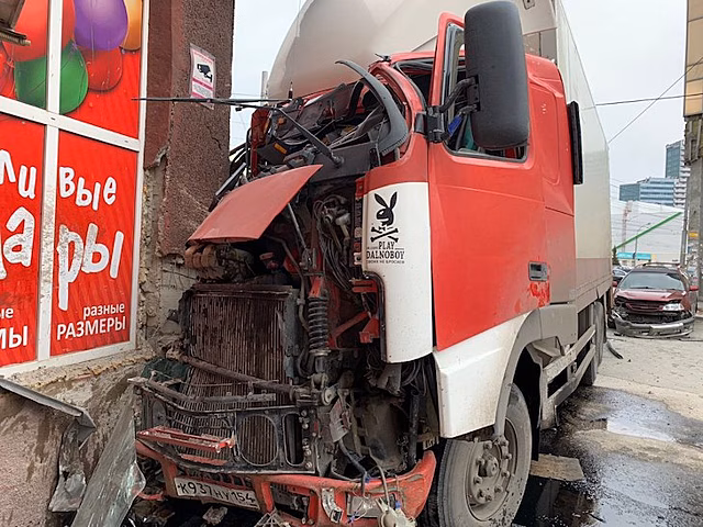 Протаранил стену дома пьяный водитель грузовика Вольво в Новосибирске