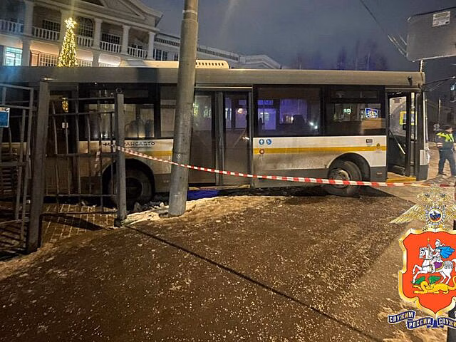 Автобус без водителя врезался в забор школы в Одинцове