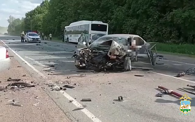 В Башкирии полицейские устанавливают обстоятельства столкновения легкового автомобиля и автобуса