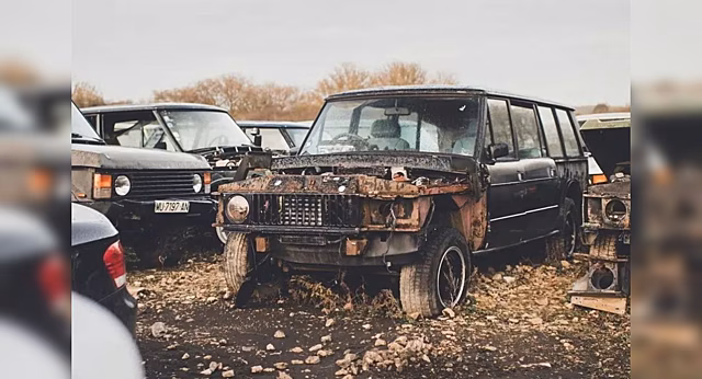 Британский фотограф нашел огромное «кладбище» внедорожников модели Range Rover