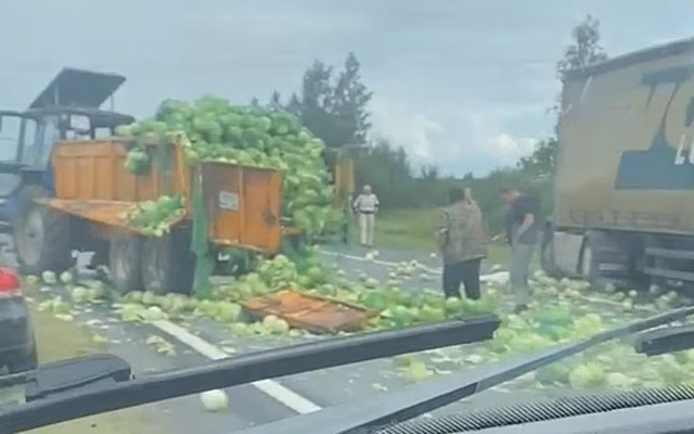 В Подмосковье по пути в Рязань образовалась пробка из-за аварии с капустой
