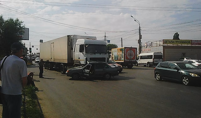 На западе Волгограда фура протаранила ВАЗ