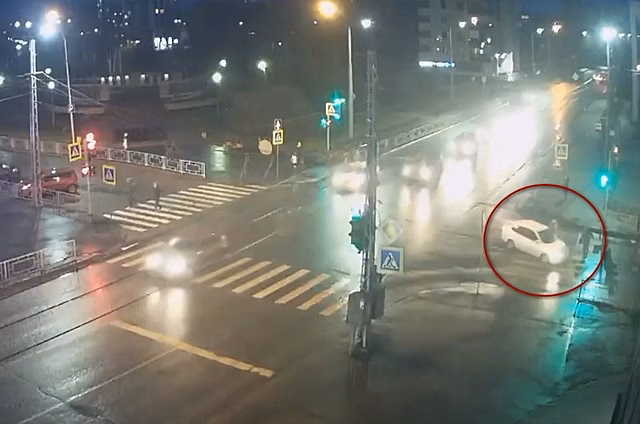 В центре Петрозаводска легковушка наехала на пешехода на «зебре»
