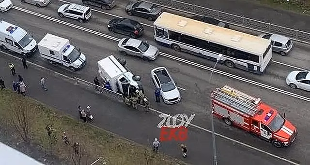 Перевернувшийся автозак с заключенными в российском городе попал на видео