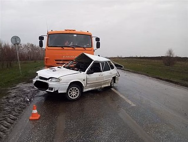 Под Самарой "четырнадцатая" влетела под КамАЗ, два человека госпитализированы