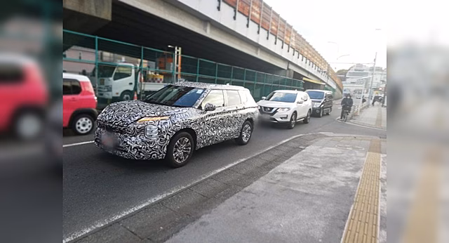 Mitsubishi Outlander новой генерации сверкнул оптикой на свежих фото и видео
