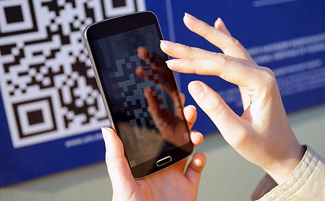 Саратовчанка с QR-кодом зарабатывает на покупках для непривитых