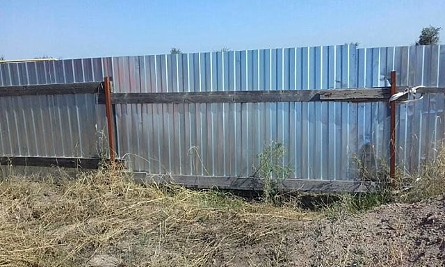 Жительницу Саратова через суд обязали снести металлический забор на спорной земле