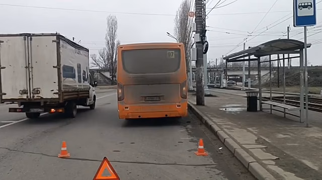 Автобус сбил выпавшую из салона пассажирку в Нижнем Новгороде