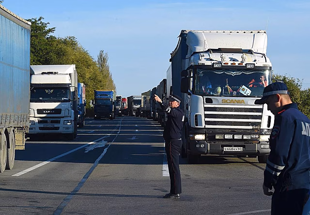 На Крымском мосту образовалась очередь из сотен машин