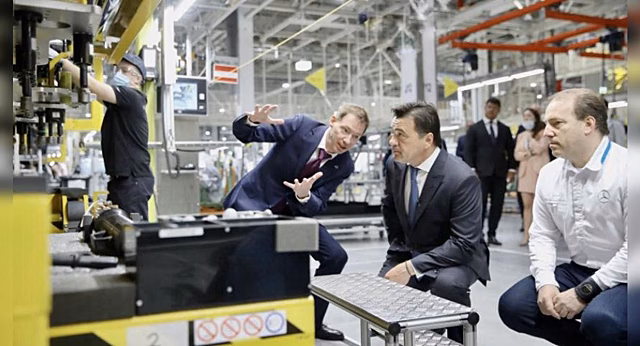 Директора российского завода Mercedes наградили орденом
