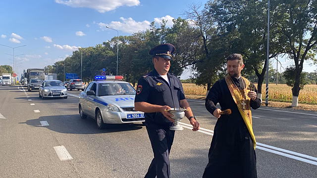 В Армавире на трассе освятили аварийно-опасные участки