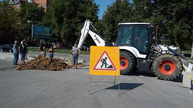 Сейчас. В Анапе устраняют аварию на сети канализации (видео)