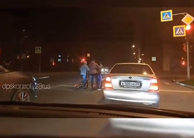 В Благовещенске после запрета кататься по набережной подростки ездят на самокатах прямо по дорогам