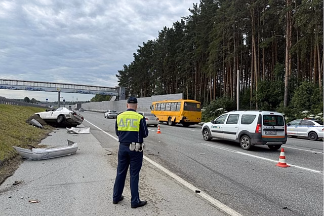 На ЕКАД произошла массовая авария с автобусом для перевозки детей