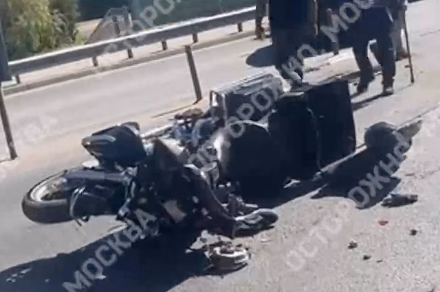 Под Москвой мотоциклист на скорости влетел в авто и попал на видео