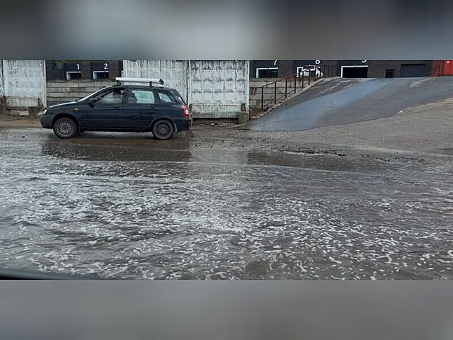 Огромная лужа на Карповском тракте затрудняет движение автомобилей
