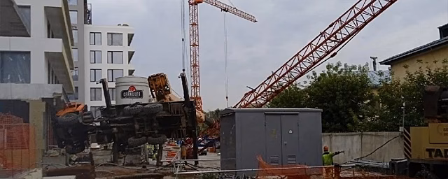 На стройке в Новосибирске перевернулся автокран