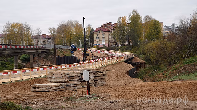 В Вологде запустили движение по временному мостовому переходу рядом с Кувшиновским мостом