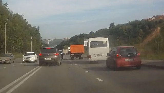 Маршрутка с отказавшими тормозами улетела в кювет в Смоленске