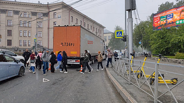 В Новосибирске грузовик насмерть сбил пенсионерку на «зебре»