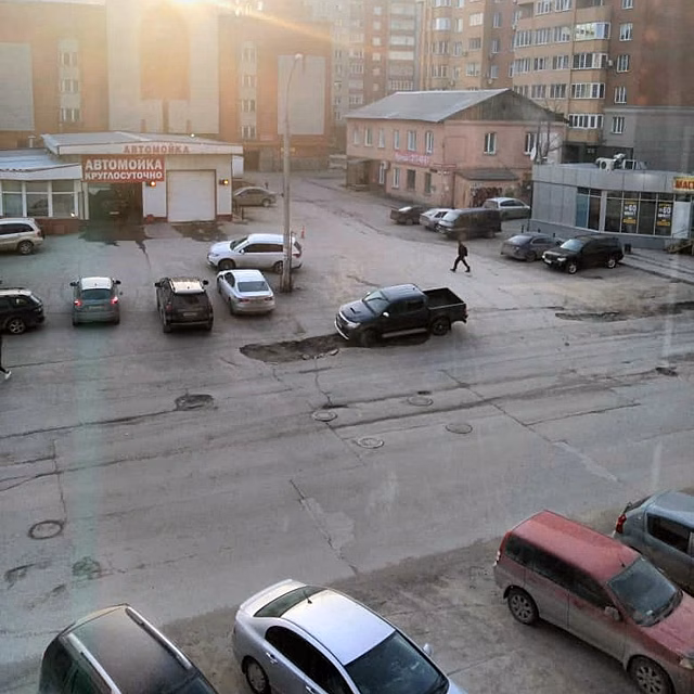 «Где дороги?»: яма размером с джип — в центре города внедорожник погрузился в асфальт