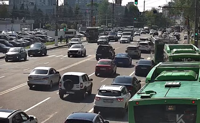 В Курске утром 13 мая на нескольких улицах образовались пробки