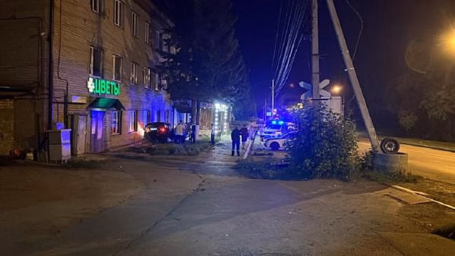 В Екатеринбурге автомобиль врезался в дерево: один человек погиб, двое в больнице