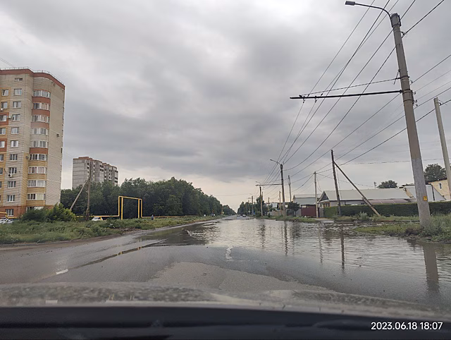 В Южном мкрн Оренбурга затопило перекресток ул. Амурской и ул. Весенней