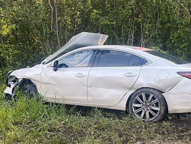 В Самаре одна из столкнувшихся машин врезалась в отбойник и съехала с дороги