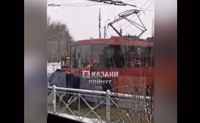 В Казани люди толкали трамвай, чтобы вернуть его на рельсы — видео