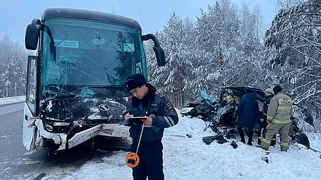 На Урале в ДТП с легковушкой и автобусом погибли трое взрослых и ребенок