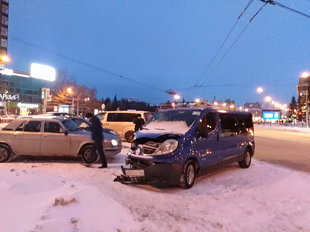 Пассажирку Renault увезли на скорой после ДТП на Красном проспекте