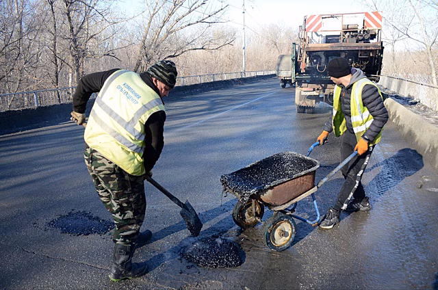 В Оренбурге приступили к ямочному ремонту дорог за 15 млн рублей