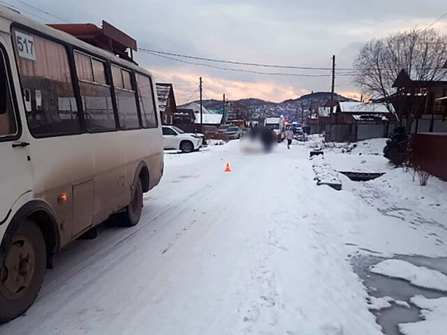 На Алтае автобус насмерть сбил ребенка, который скатился на ледянке на дорогу