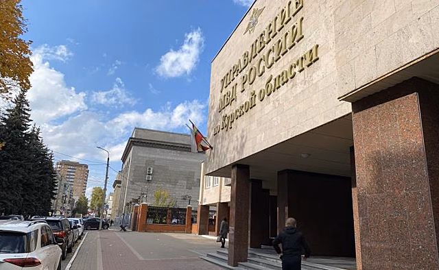 В полиции прокомментировали фото с рядами автомобилей, припаркованных в пешеходных зонах Курска