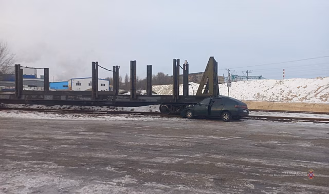 В Волгограде ВАЗ врезался в стоящий на железнодорожных путях вагон