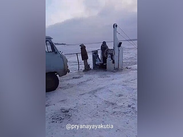 Паром с людьми застрял во льдах на реке Вилюй в Якутии