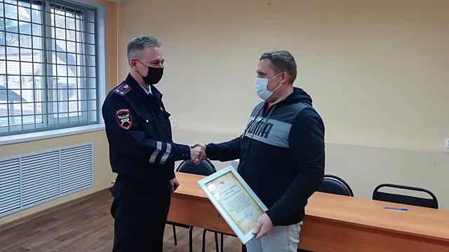 В Вологде наградили мужчину, перегородившего дорогу пьяному водителю фуры