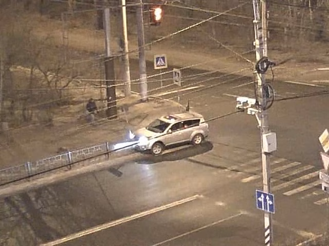 Водитель внедорожника помял новое ограждение в центре Читы