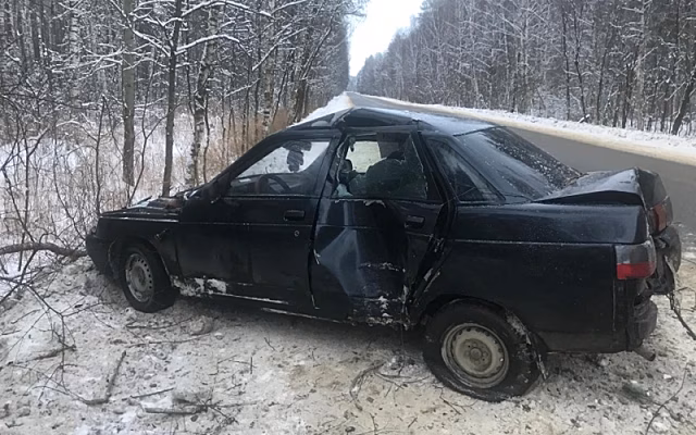 В Шиловском районе «десятка» улетела в кювет и врезалась в дерево 