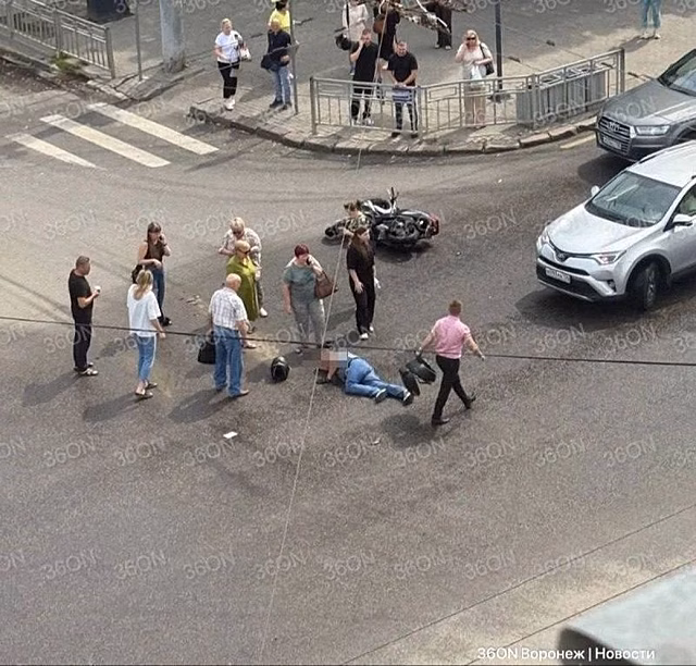 "Газель" сбила мотоциклиста в центре Воронежа