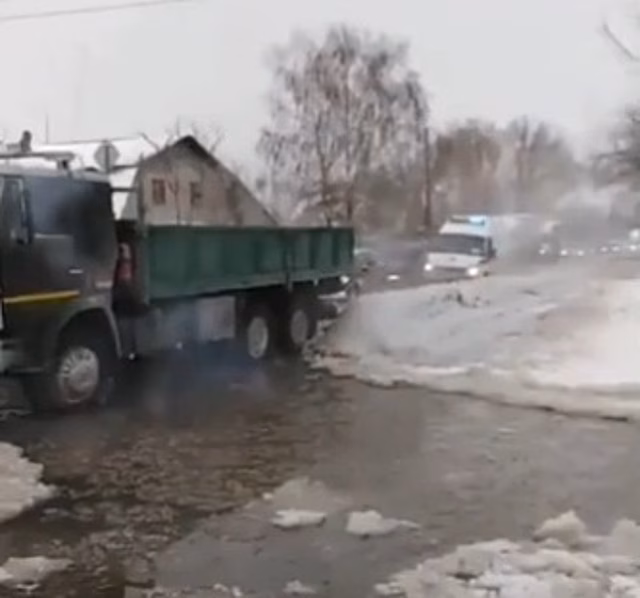 В Зубчаниновке затопило оживленный перекресток: застревают даже грузовики