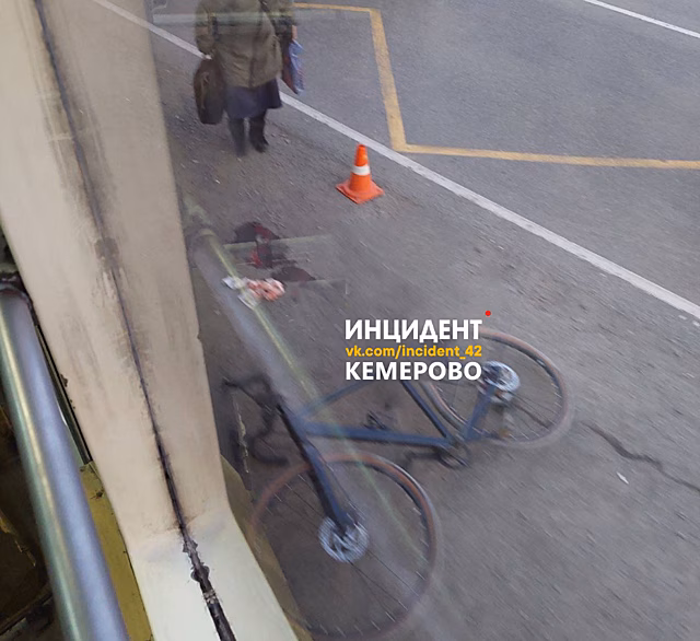 Кровавый наезд машины на велосипедиста произошел в Кемерове