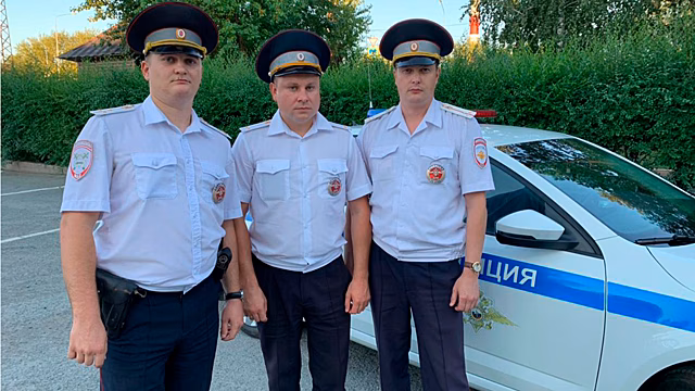 Тюменские автоинспекторы оперативно довезли до больницы ребёнка, нуждающегося в медпомощи