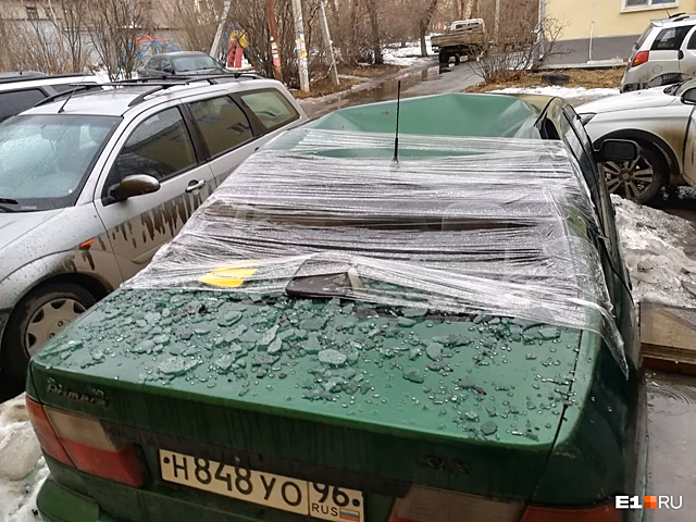 Смяла крышу и разбила стекло: на Вторчермете глыба льда упала на Nissan