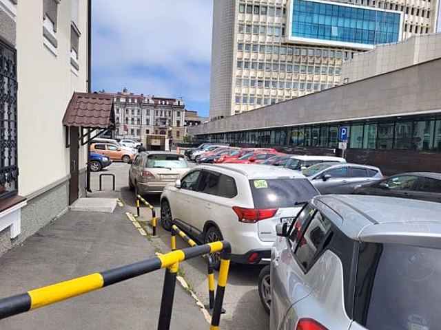 В Екатеринбурге жители Академического пожаловались на бьющих их машины рабочих