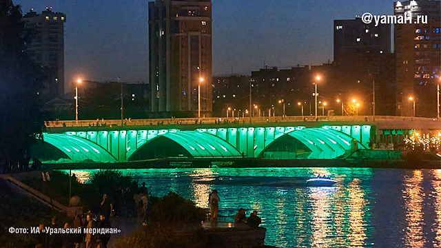В центре Екатеринбурга мужчина спрыгнул с моста в реку