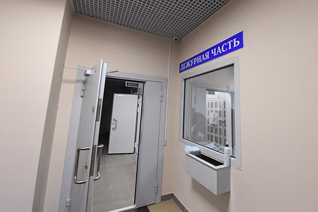 Трое полицейских пострадали при наезде грузовика на их машину в Подмосковье